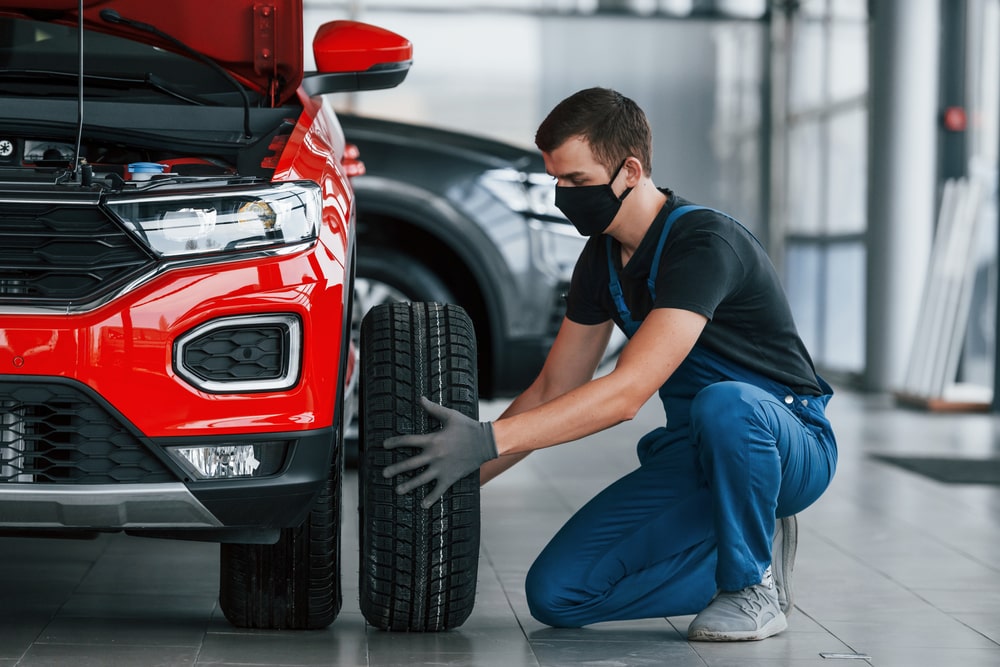 Comment monter un pneu de voiture dans le bon sens